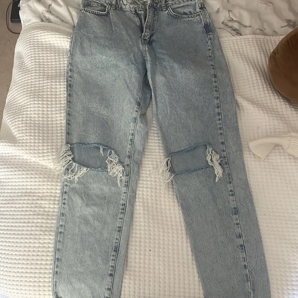 Säljer mina Gina jeans älskar dessa men är för korta för min om du är intresserad kontakta 🫶🏻. Jeans & Byxor.