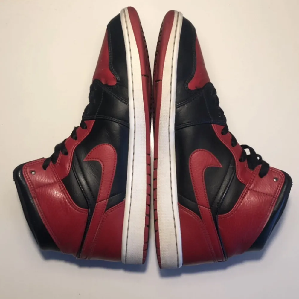 Jordan 1 mid banned i väldigt bra skick! Kan fraktas eller mötas upp i Stockholm. Vid fler bilder eller frågor skicka pm.. Skor.