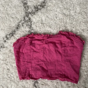 Topp - Rosa croptop. Varan är använd ett fåtal gånger, tecken på användning finns inte