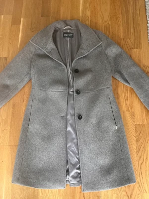 Fin ullkappa Esprit  - Ullkappa i fint skick. Storlek M