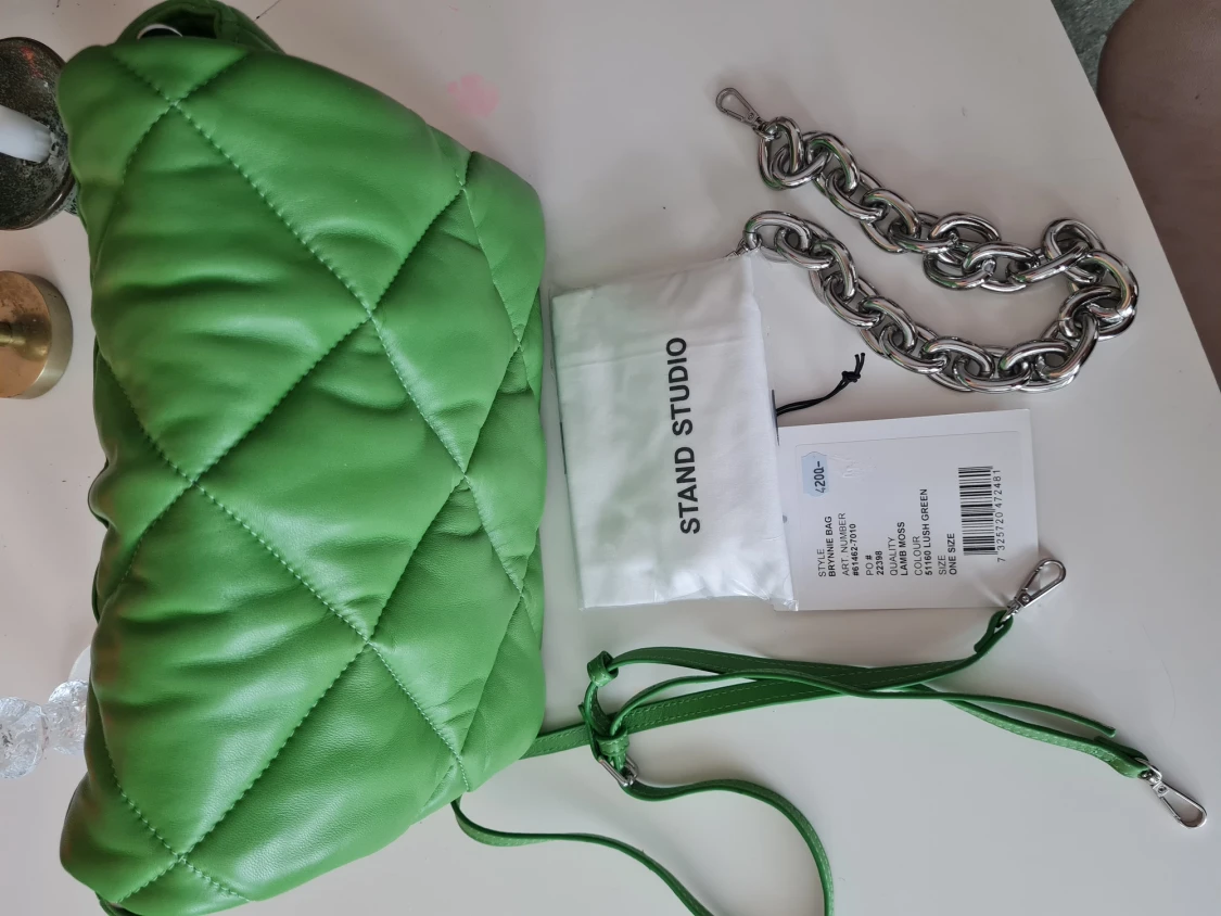 Stand Studio Brynnie  - 90