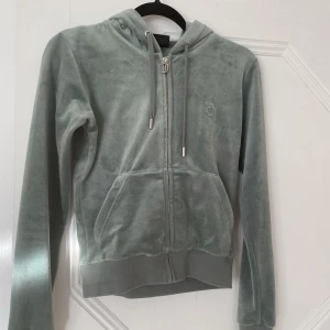 Juicy couture tröja  - Säljer denna jättefina gröna juicy couture tröjan då den tyvärr inte kommer till användning längre. Den är i bra skick och har inga fläckar, hål osv. Köparen står för frakt!  Skriv gärna om ni har några frågor💕