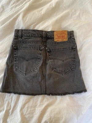 Levis jeanskjol - Jeanskjol från Levis som är as as snygg men tyvärr blivit för liten för mig 😫😫