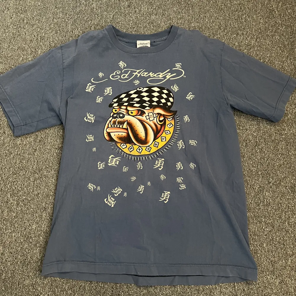 Ed-hardy t-shirt i fint skick. Dock är trycket lite slitet som man kan se på sista bilden men det ger bara en vintage känsla! snygg att ha over-sized🌸. T-shirts.