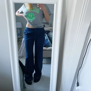 Låg midjade byxor - Lågmidjad kostymbyxa marinblå!  Använd en gång. Storlek 38. Har vanligtvis 34/36 därav lågmijande i midjan. Är 162 cm lång, så det är ganska långa. Går att sy upp om så önskas 