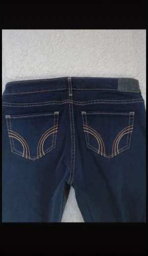 Hollister Jeans - Säljer dessa skitsnygga jeans från hollister, de sitter som en smäck men de är lite för små för mig. De är utsvängda och har låg midja fast det syns inte jättebra på bilderna. Skriv privat om du undrar över något.