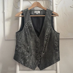 Silvrig väst - Jättefin väst som används fåtal gånger. Anledning till att jag säljer är att den är förstor. 