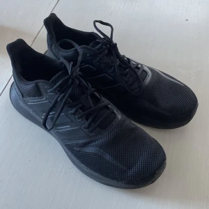 Adidas skor - Adidas skor, använda fåtal gånger. 10/10 skick. 
