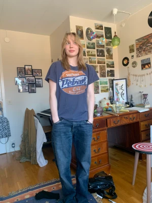 T-shirt med tryck - En cool t-shirt med slitet tryck. Jag ärvde den för några år sedan men den används inte så mycket längre.