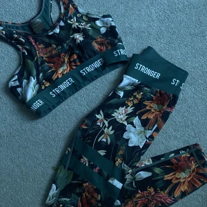 Stronger sett - Ett par stringer träningstights och matchande sport topp i väldigt bra skick:) köpare betalar för frakt och slarv i posten