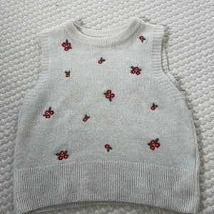 Zara stickad vest - Super gullig zara vest med små blommor. Storlek 140cm. Köparen står för frakt.