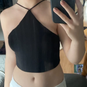 Svart sommar topp - Denna är perfekt till sommaren och är väldigt bekväm men är för liten på mig jag är en S.