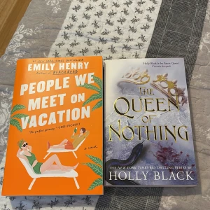 People we meet on vacation och The Queen of Nothing  - Jag säljer två helt nya böcker. De är jättebra speciellt nu till sommaren men jag fick de i present när jag redan har de. Inte öppnat de och inga skador.  1 för 80 och 2 för 140. Ordinarie pris var ungefär 140 kronor för en bok.