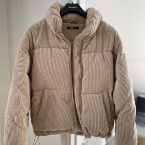 Vårjacka - Super snygg vårjacka från Ginatricot, knappt använd därav säljer jag den, väldigt skön! 