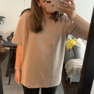Carin Wester tröja 💖 - Säljer denna super sköna Carin Wester tröjan. Gjord av  81% polyester så så skön☺️ säljer då aldrig andvänd bara testad för bilderna. Annars som ny. Köpt för längesen så gissar på 349kr eller mer💖