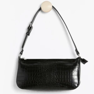 Väska - Baguetteväska från Lindex, perfekt storlek och justerbart band. Perfekt nu till sommaren💜Slutsåld på hemsidan💘