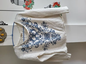 Top - Fin vit topp med blue mönstrad  