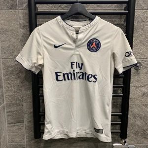 PSG t shirt - Köpt 2014-2015 storlek XS cond: 5/10, inga hål eller så men många defekter när man kollar nära.