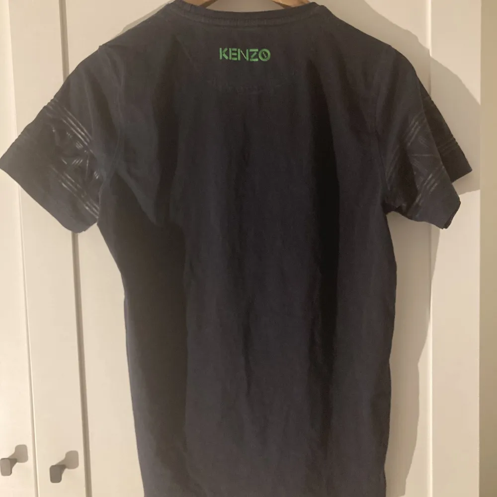 Marinblå Kenzo t shirt skick 9/10 används ej då det inte är min stil Storlek M, sitter som s. T-shirts.
