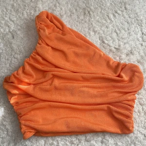 Topp perfekt skick one shoulder - I perfekt skick! Så fint material, perfekt till sommaren. One-shoulder