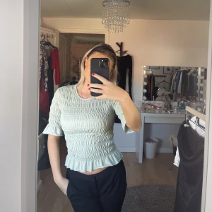 Mintgrön topp - En vacker mintgrön topp som är lite längre i armarna, går bra att använda ”köp nu” funktionen 🫶🏻🫶🏻