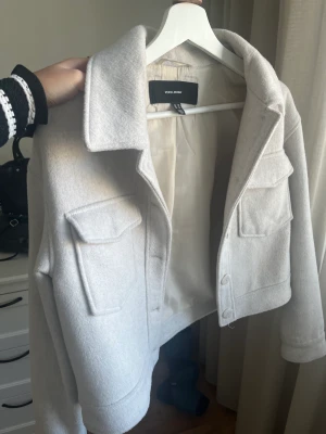 Vårjacka - Säljer denna fina jacka från Vero Moda då jag inte andvänt den på länge! Super fin jacka i storlek XS Jag är 160cm och den passar utmärkt på mig 