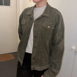 Jacka - Grön manchesterjacka från Toby Heart Ginger.  Rensar ur min garderob inför våren 🌼. Kika och se om du ser något mer i min profil som du gillar så skickar jag med allt i samma paket! 🤩