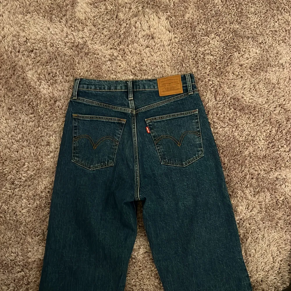 Säljer dessa Levis jeans eftersom att dom inte kommer till användning. Använda 2-3 gånger. Köpare står för frakten. Jeans & Byxor.