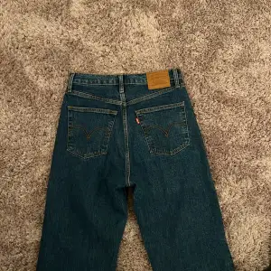 Säljer dessa Levis jeans eftersom att dom inte kommer till användning. Använda 2-3 gånger. Köpare står för frakten