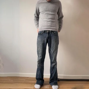 vintage Levis Bootcut  - Bilden ser lite konstig ut pga snabb Photoshop för sidorna! Säljer dessa vintage Bootcut jeans för kvinnor, funkar bra för män också! Perfekt till sommaren och en snygg Wash. Snabb affär = bättre pris 