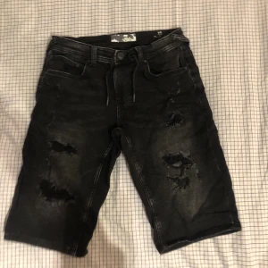 jeansshorts - Jeansshort med hål, även snören i de.