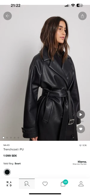 Skinn trenchcoat  - Säljer nu min älskade och superfina kappa från NAKD.  Jackan är i nyskick och är endast använd vid ett tillfälle.  Nypris på den var 1099kr. 