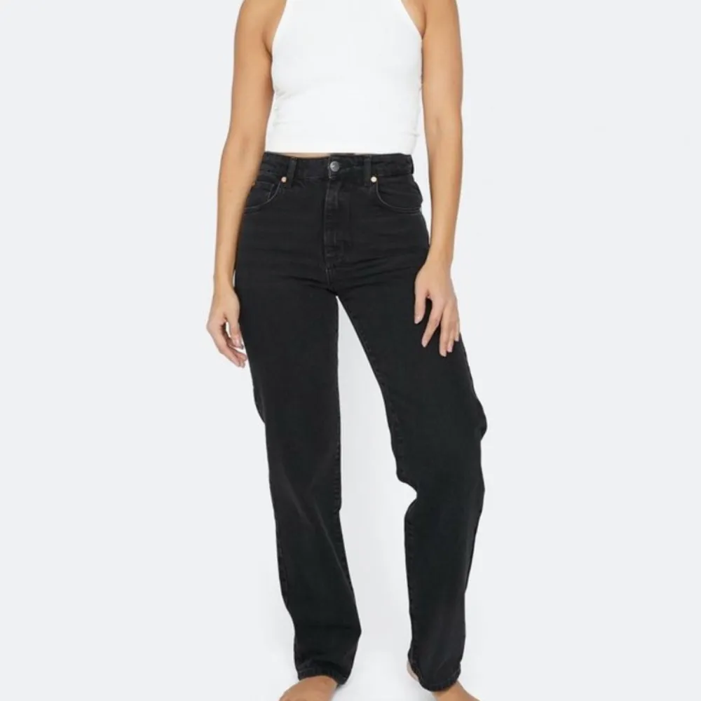 Super snygga och bekväma jeans som bara använts fåtalet gånger, men passar tyvärr inte längre🫶🏻 Passar mig som är 165 bra i längden . Jeans & Byxor.