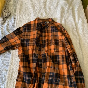 Orange flanellskjorta  - Bra skick bara buren några gånger 