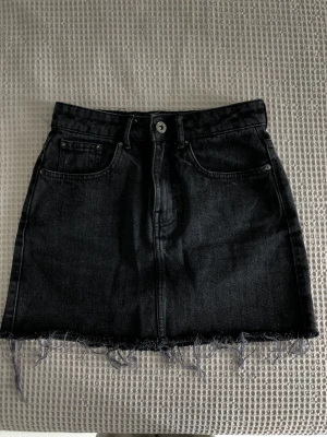 Jeanskjol - Jättesöt liten jeanskjol från zara💗 Väl använd men är tyvär för liten för mig nu!