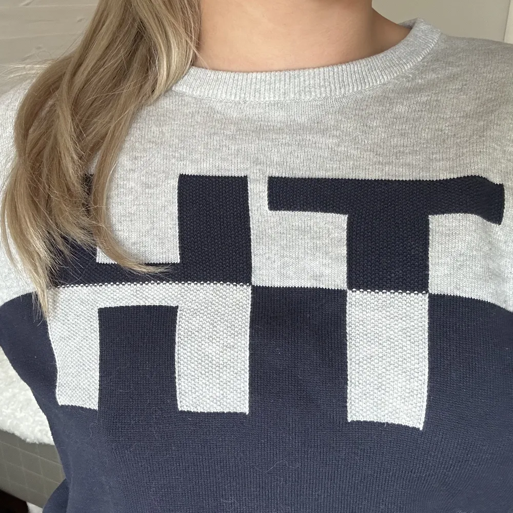 Säljer min Tommy Hilfiger tröja, använd ett fåtal gånger!! . Tröjor & Koftor.