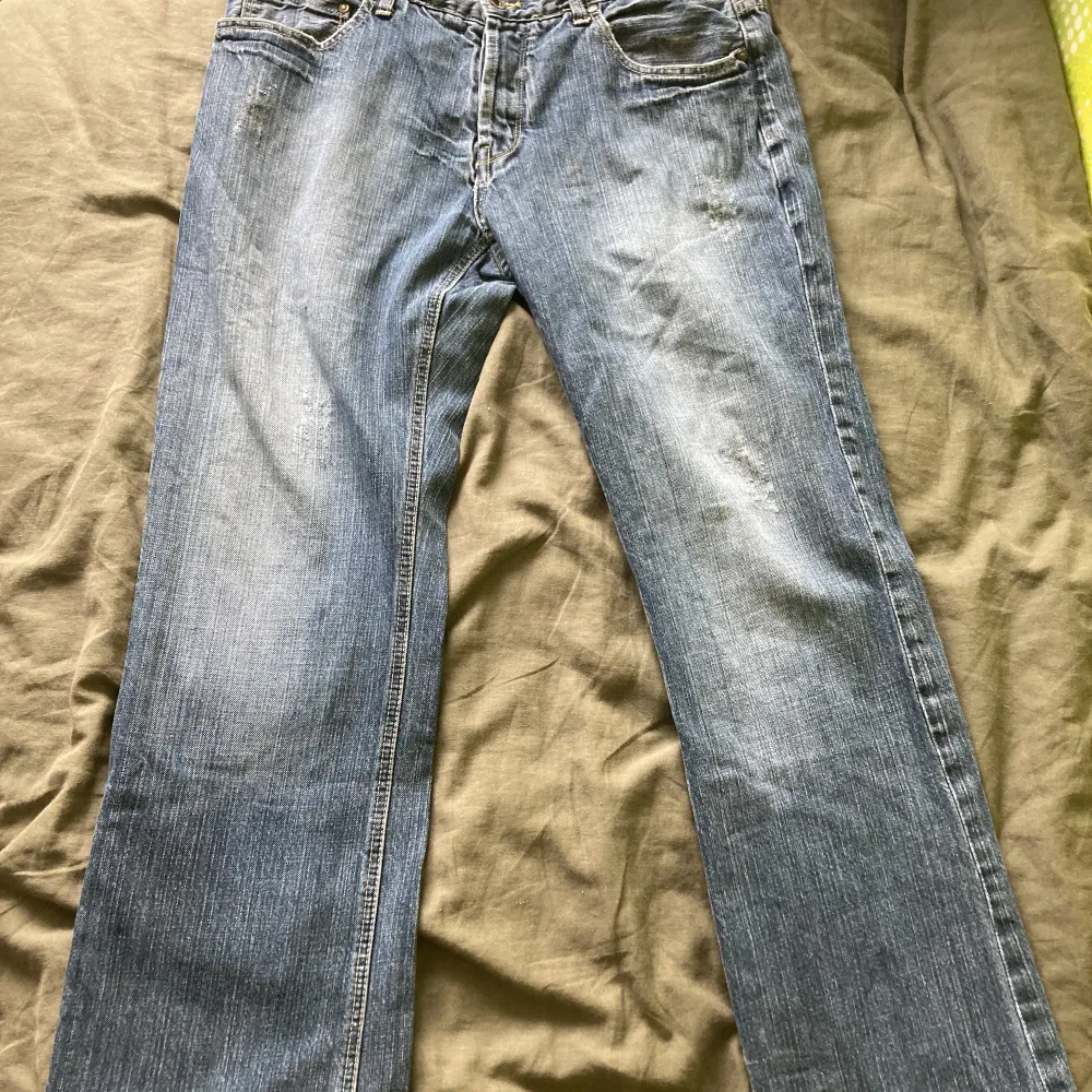 Fina vintage Jeans med stitch på bakfickorna, litet slitage på innerfickorna men annars toppskick. Jeans & Byxor.