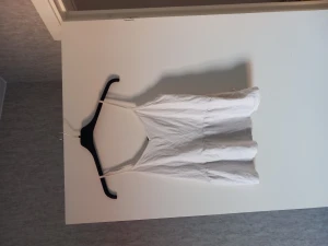 Linne - Jätteött linne i storlek S😍 har ett pyttelitet hål i sig (som man kan se på sista bilden). Och en liten rispa på axelbandet.men annars är de inget fel på den✨️