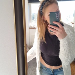 Lång kofta - Lång stickad kofta från Only. Knappt använd så i bra skick. Köparen står för frakt. 