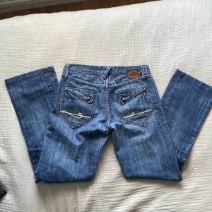 Vintage cron-x jeans!!! - Super duper snygga cron-x jeans som är lågmidjade och bootcut. De har super coola fickor och är i super bra skick. Mått: Benmått:96 cm Innerbensmått:75cm Midjemått:79 cm