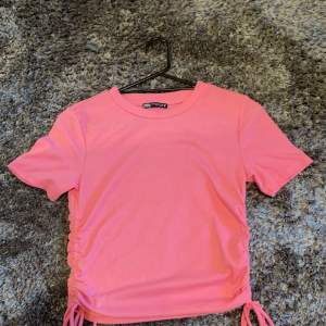 En jätte fin rosa zara t-shirt. Skick:10/10 storlek: M men passar mig som bär XS bra 