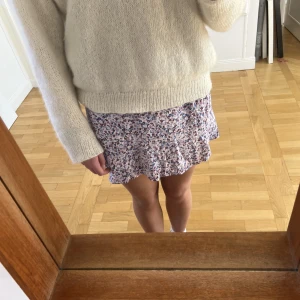 Omlottkjol - Jättesöt omlottkjol från pull & bear🤍 säljer då den tyvärr är för liten. Är i strl m men skulle snarare säga att den passar xs-s💕