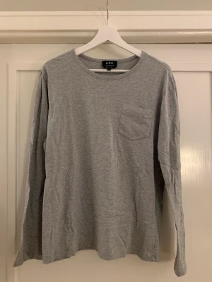 APC t-shirt långärmad - Otroligt bra kvalitet på bomull, använd fåtal gånger. Ej använt sköljmedel. Storlek L men passar mer som S-M.