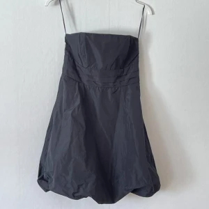 Svart festklänning - Svart festklänning i storlek S för 99kr. Den är från Vila och har dragkedja vid sidan ☺️💕💕