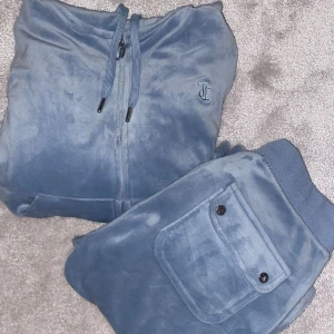 Ljus blått juicy couture set - Säker detta jätte snygga trendiga juicy couture set i ljusblått. Tröjan är i storlek xs och byxorna i storlek xxs🤍
