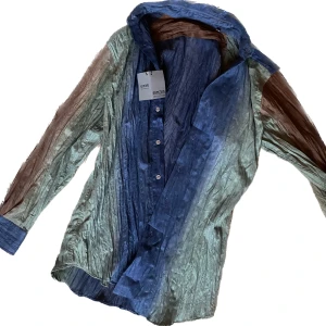 Skjorta - Så cool flerfärgad skjorta, köpt secondhand, strl M🗽 Säljes då den tyvärr inte kommer till användning längre. Köparen står för frakten, kan även mötas upp i Stockholm🗽