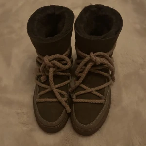 Inuikii skor - säljer mina jättefina knappt använda inuikii skor! Storlek 39 och är använda fåtal gånger. Skriv privat om ni är intresserade ❤️NYPRIS: 2700 kr