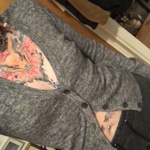 Kofta - Virklar runt armbågar  Svarta knappar Passar xs och s