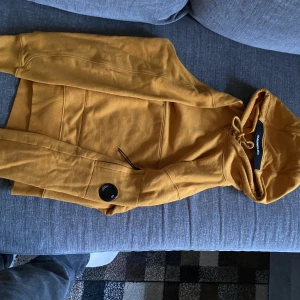 CP Company Hoodie - Väldigt fräsch CP Company hoodie, skick 8/10. Säljer pga kommer ej till användning. Pris 1000, går att diskutera! Storlek L, men passar M.