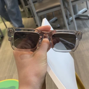 Solglasögon  - Tja säljer ett par äkta chimis för ett super bra pris. Orginal pris är 1400kr och mitt pris är 699kr. Om ni har frågor så skriv till mig.  Mvh